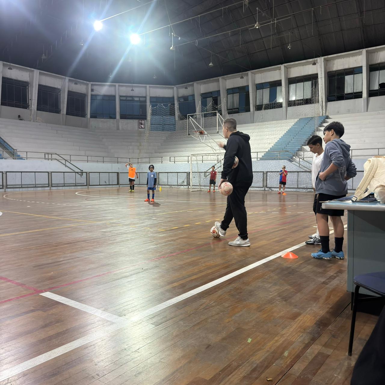 Crianças treinando futsal no Instituto Gol de Placa