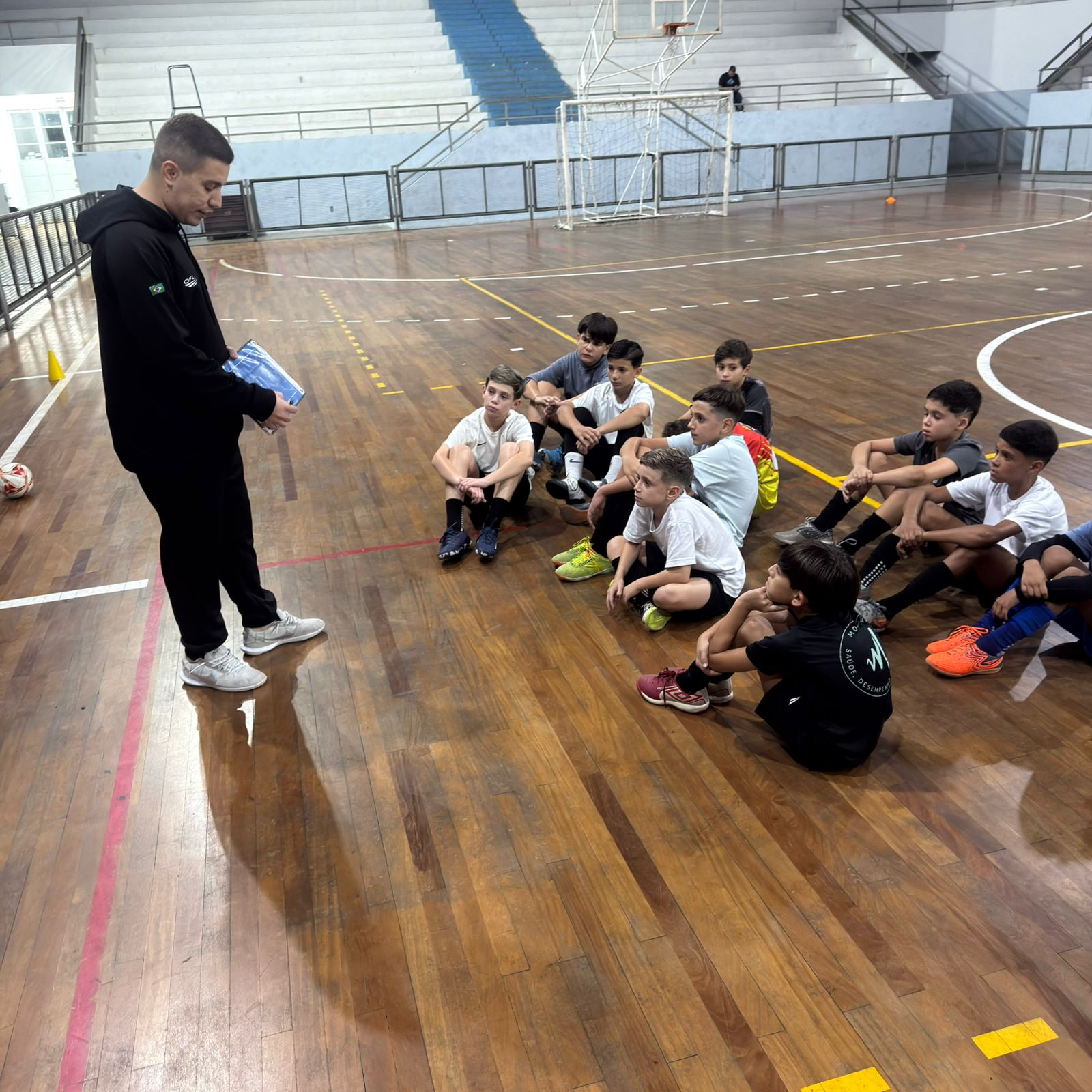 Coordenação orientando atletas na quadra