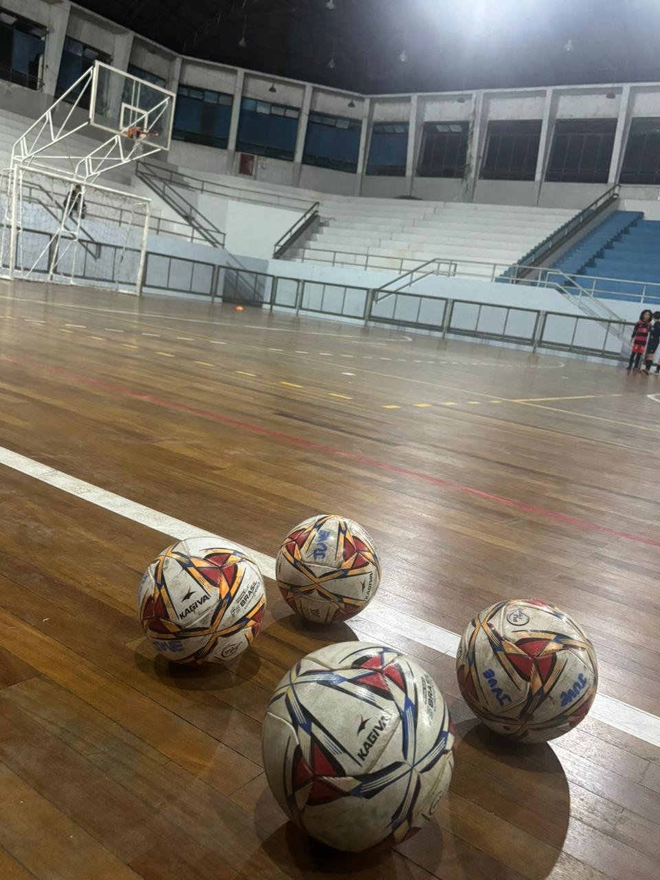Bolas de futsal na quadra de treino