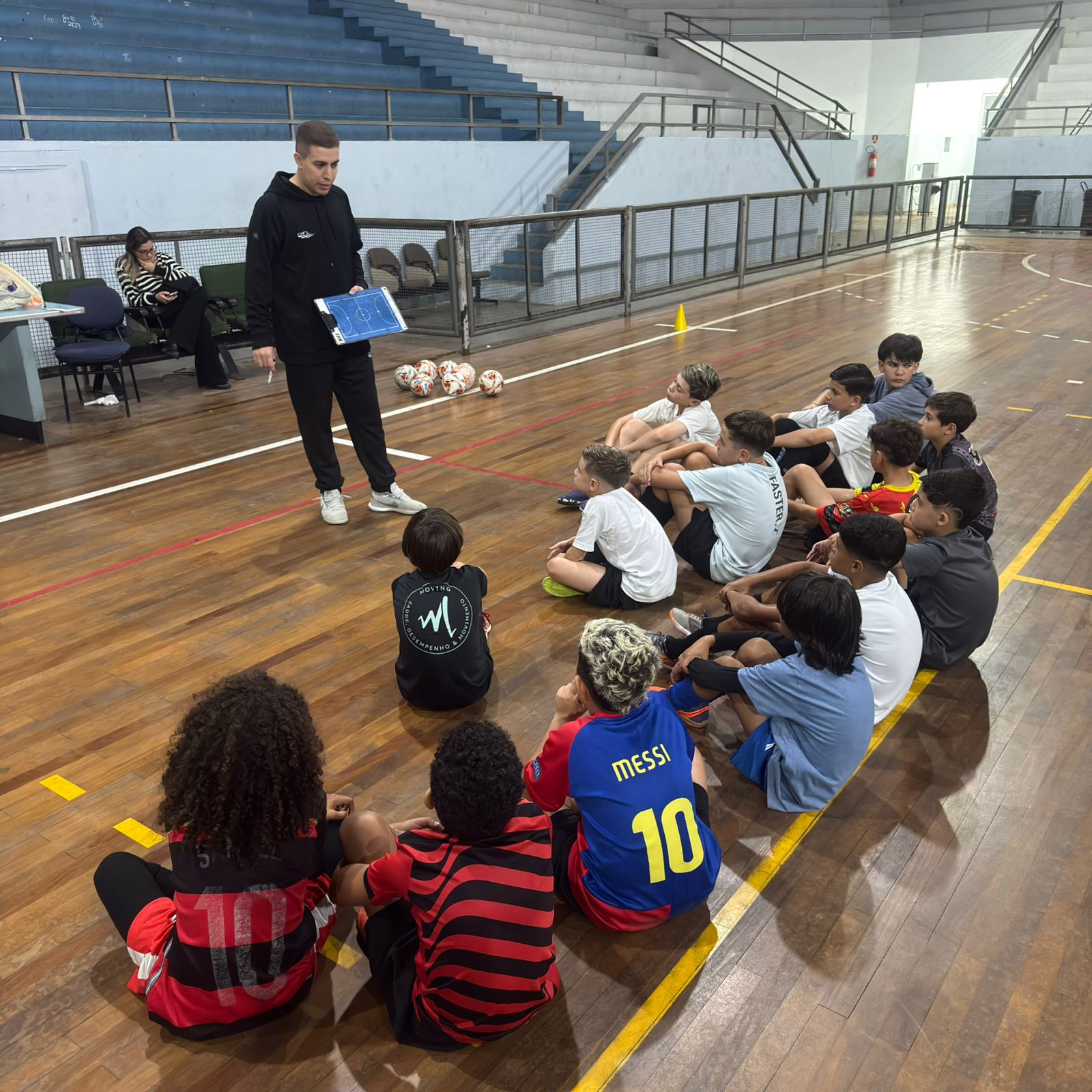 Orientação tática durante treino de futsal