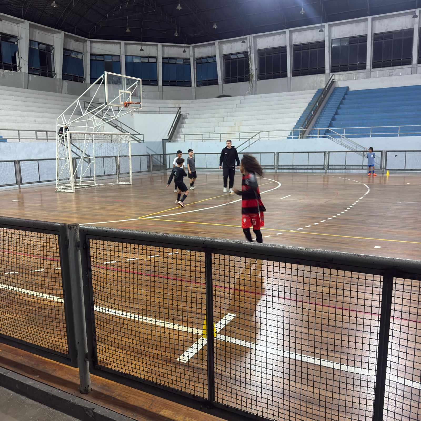 Treino de futsal na quadra do ginásio