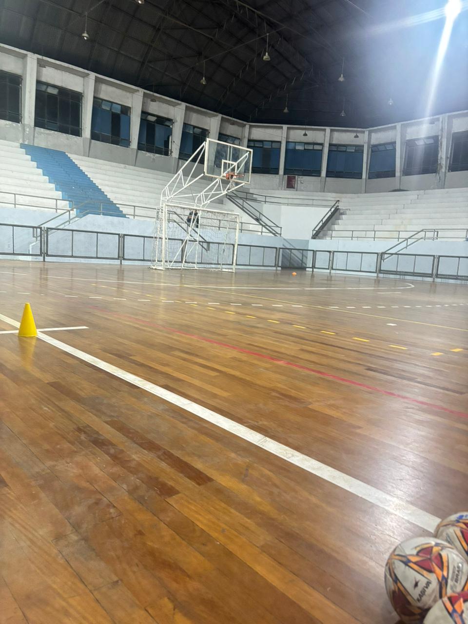 Crianças sentadas em roda ouvindo as orientações de preleção do projeto